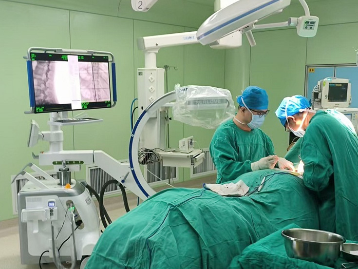 Orthopedic Operating Room Solution with Mobile C-arm Imaging System